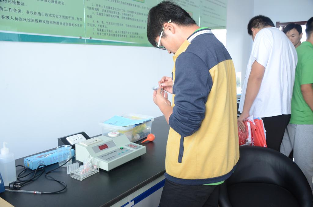 同学们参观实验室