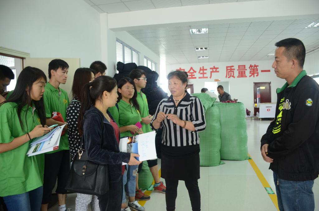 同学们参观化德县达远制衣原材料生产车间并与负责人交流
